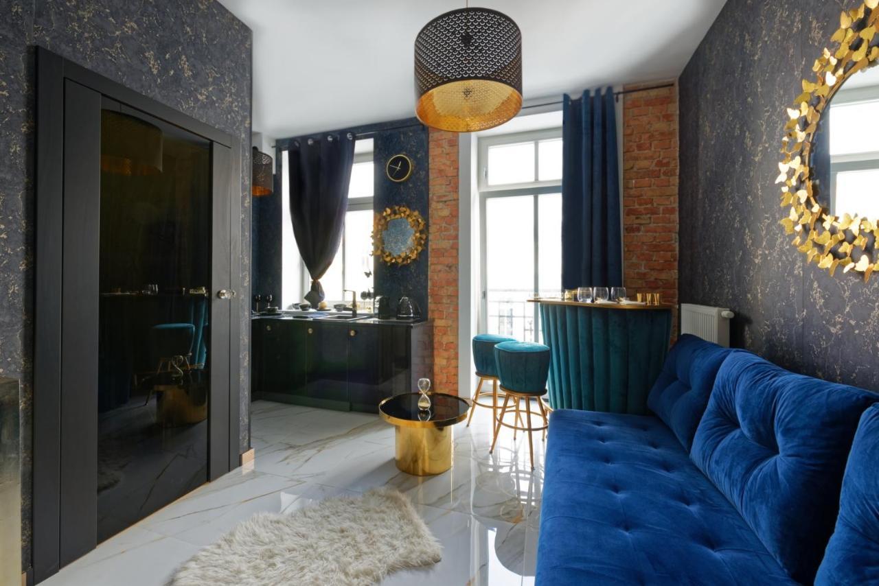 Sensual Venetian Mirror Apartment