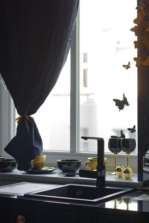 Apartment Sensual Venetian Mirror